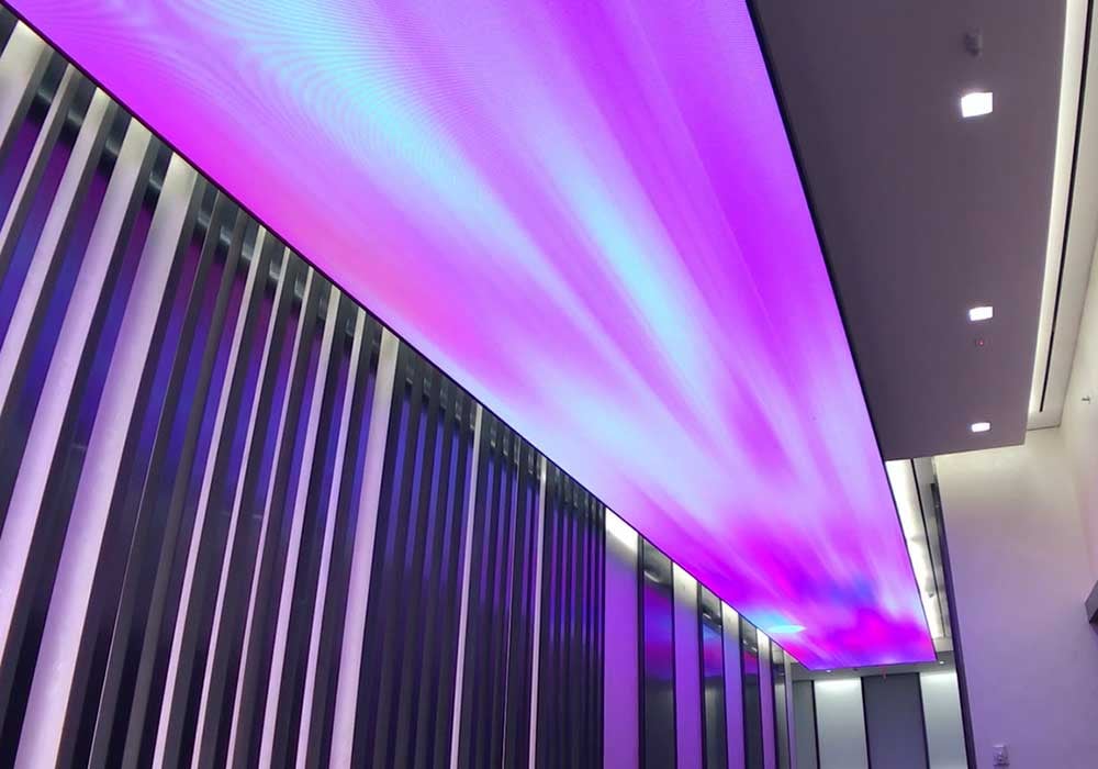 250 West 57th Street features a contemporary lobby outfitted with large digital displays and sleek audiovisual integrations that enhance the building’s modern aesthetic. The AV elements provide dynamic content capabilities for branding, wayfinding, and tenant communications.