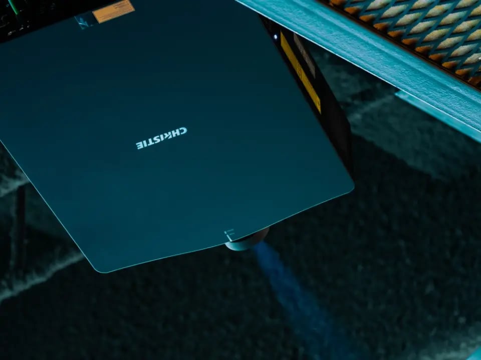 A projector mounted to a ceiling.