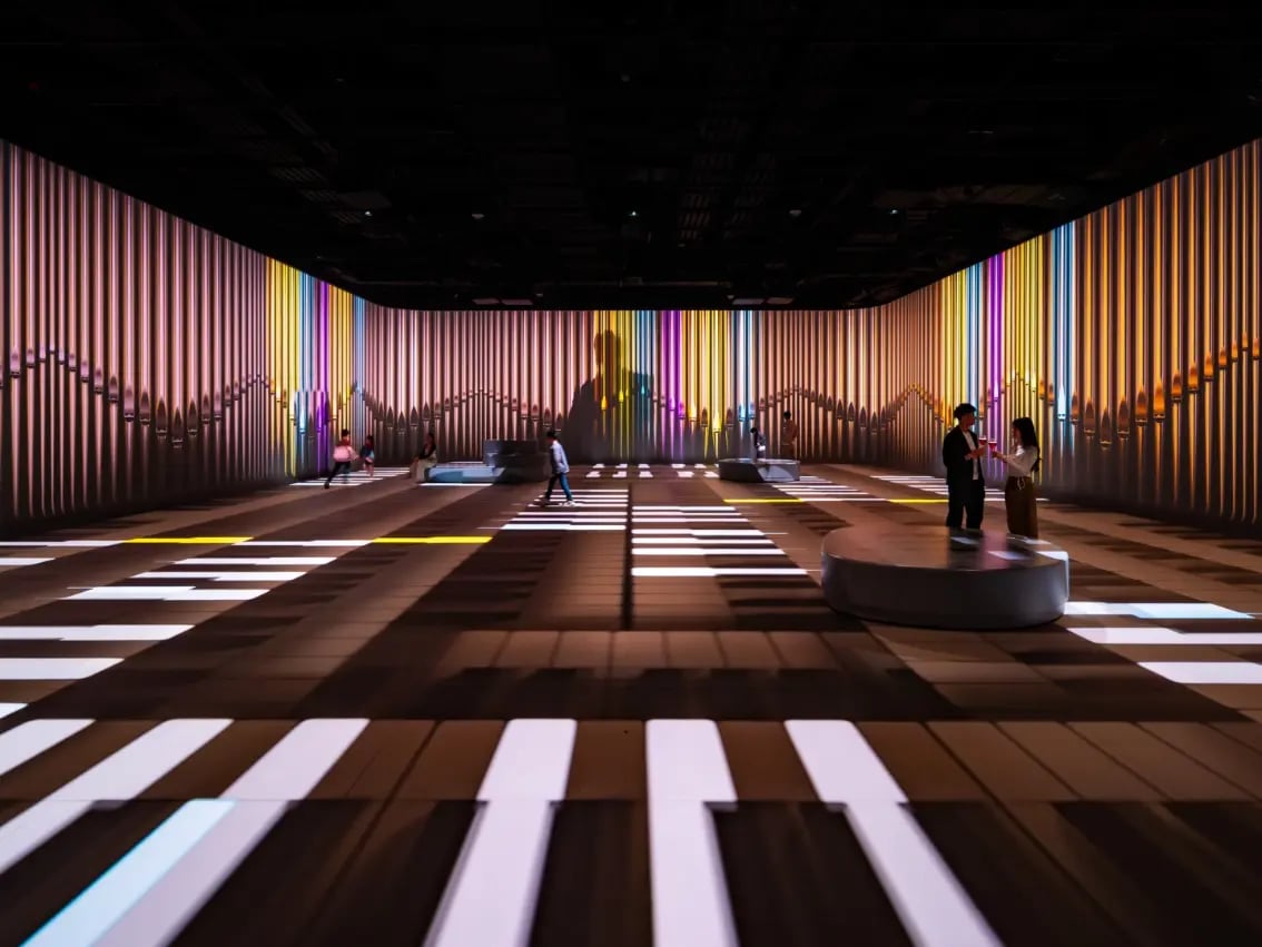 An immersive projection mapping experience transforms architectural surfaces into dynamic, story-driven visual environments.