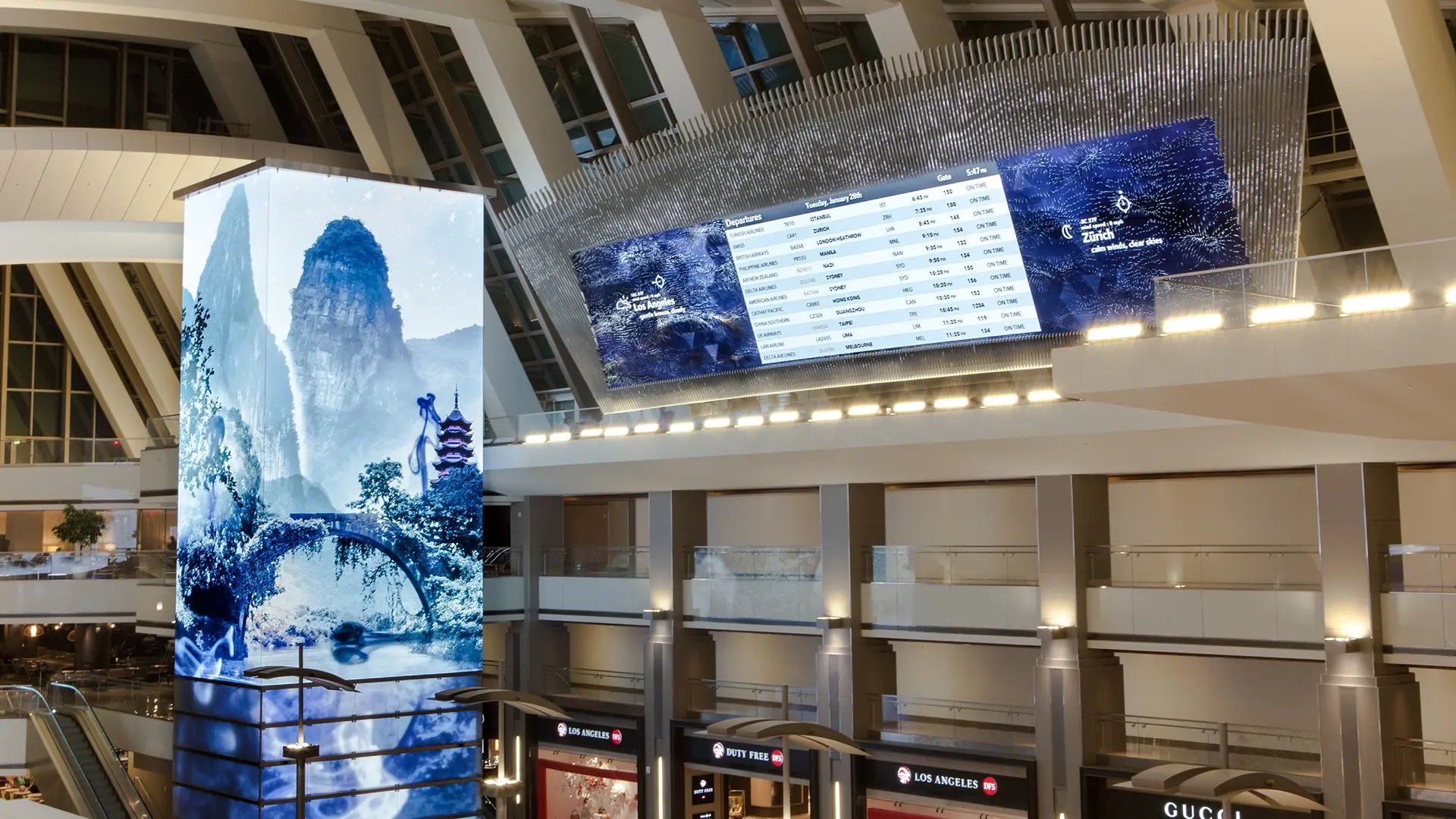 Digital signage at LAX’s Tom Bradley International Airport shows clear flight information and wayfinding on bright, high-resolution screens, guiding travelers smoothly through the terminal.