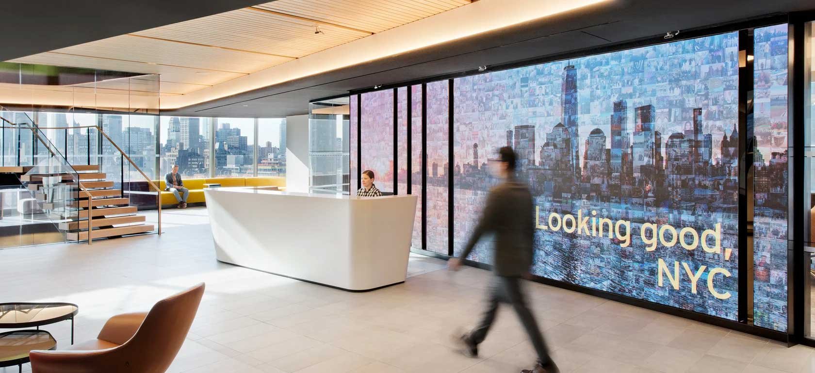 Hudson Yards HQ features sleek, modern interiors enhanced by integrated audiovisual elements, including large video walls and interactive digital displays. These AV systems support dynamic presentations and real-time data sharing, creating a high-tech environment for collaboration and innovation.
