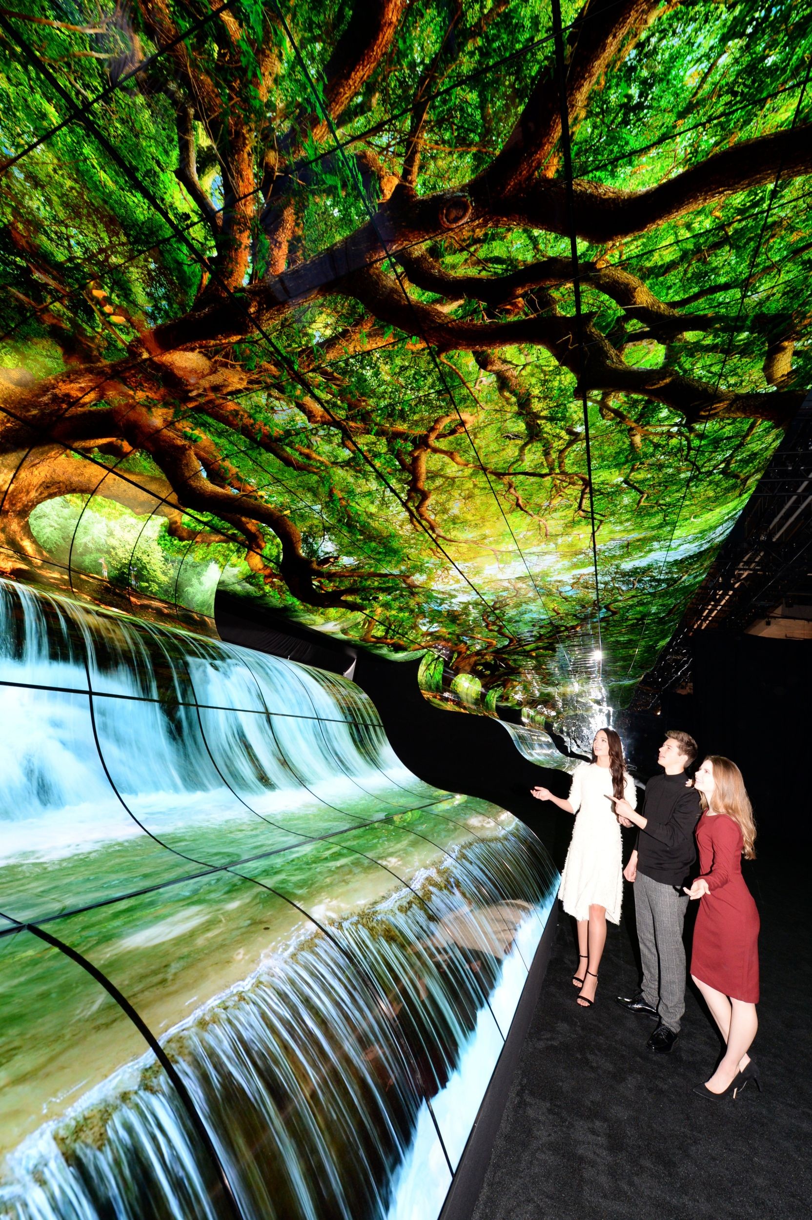 LG-OLED-Falls-02