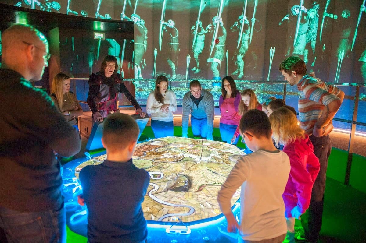 The Battle of Bannockburn Visitor Centre features immersive audiovisual experiences, including 3D battle simulations, surround sound, and interactive displays that bring the historic conflict to life. These cutting-edge AV elements place visitors at the heart of the action, offering a vivid and engaging retelling of the 1314 battle.
