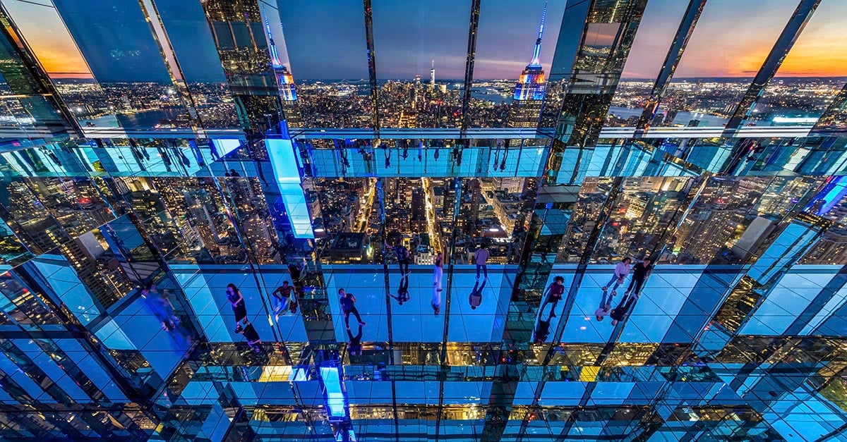 Summit One Vanderbilt features breathtaking audiovisual experiences, including immersive projection mapping, dynamic LED installations, and mirrored environments that reflect light and visuals in captivating ways. These AV elements create a multi-sensory journey that enhances the panoramic views and redefines the traditional observation deck experience.
